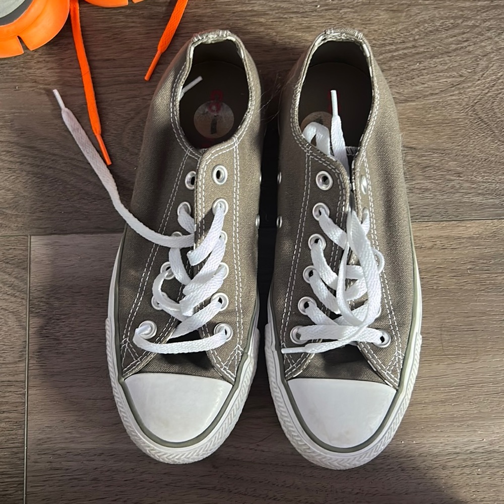 Grey low top converse